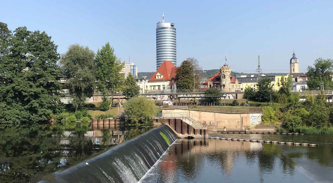 Ein Blick Richtung Innenstadt Jena vom Wehr an der Stadtrodaer Straße aus.